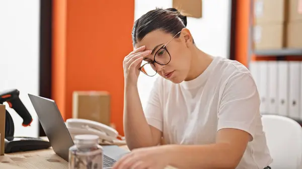 Young Beautiful Hispanic Woman Ecommerce Business Worker Stressed Office — Stock Photo, Image