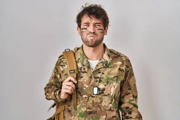 Hispanic Ung Man Bär Kamouflage Armé Uniform Puffande Kinder Med — Stockfoto