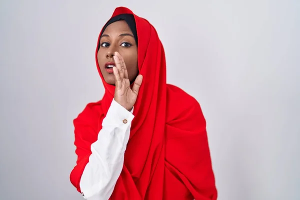 Jeune Femme Arabe Portant Traditionnel Hijab Islamique Écharpe Main Sur — Photo
