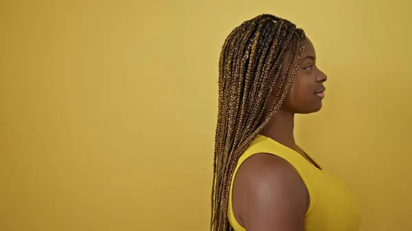 Африканская Американка Смотрит Сторону Серьезным Выражением Лица Изолированном Желтом Фоне — стоковое фото