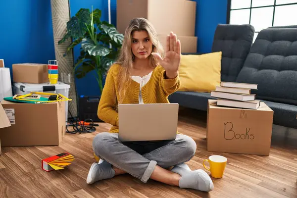 Young Woman Sitting Floor New Home Using Laptop Doing Stop — Stock Photo, Image