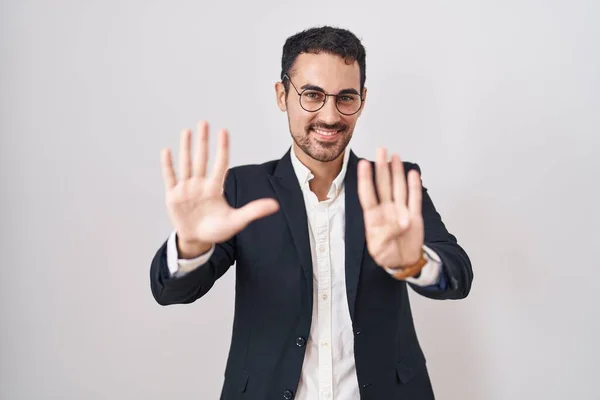 Przystojny Biznesmen Latynos Stoi Nad Białym Tle Pokazując Wskazując Palcami — Zdjęcie stockowe
