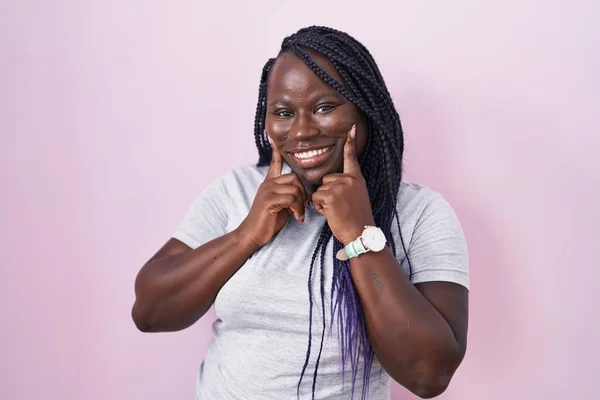 Mujer Africana Joven Pie Sobre Fondo Rosa Sonriendo Con Boca — Foto de Stock
