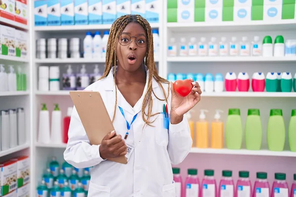 Mujer Afroamericana Con Cabello Trenzado Trabajando Farmacia Asustada Sorprendida Con — Foto de Stock