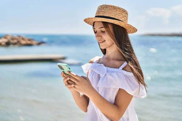 Chica Adorable Turista Sonriendo Confiado Usando Teléfono Inteligente Playa — Foto de Stock