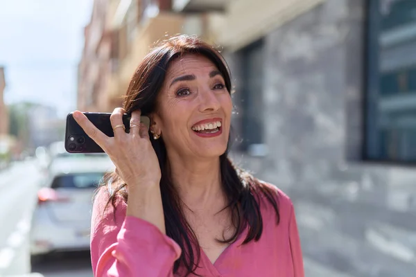 Orta Yaşlı Spanyol Kadın Gülümsüyor Caddedeki Akıllı Telefondan Kendine Güvenen — Stok fotoğraf