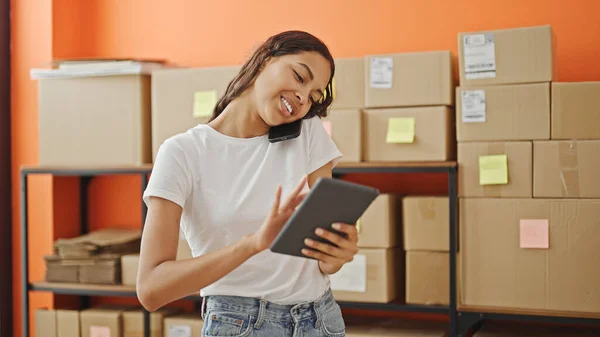 Donna Afroamericana Commerce Business Worker Che Parla Smartphone Utilizzando Touchpad — Foto Stock