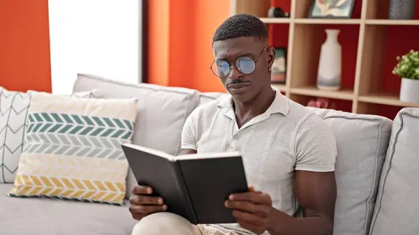 Afričan Američan Čtení Knihy Sedí Pohovce Doma — Stock fotografie