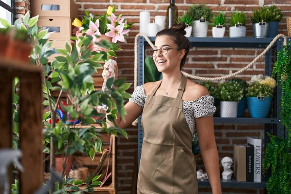 Jovem Bela Florista Mulher Hispânica Usando Difusor Trabalhando Florista — Fotografia de Stock