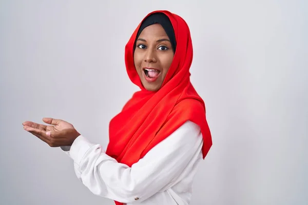 Jeune Femme Arabe Portant Écharpe Traditionnelle Islamique Hijab Pointant Côté — Photo
