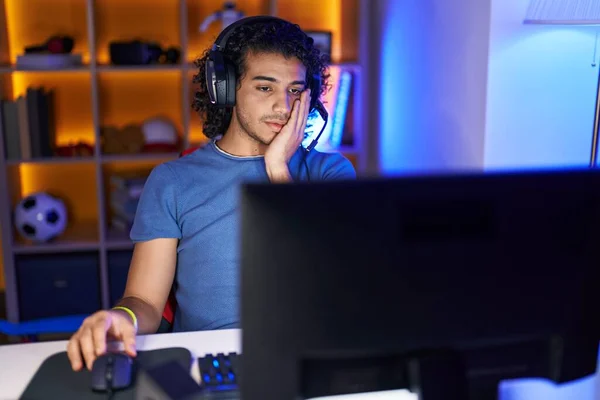 Joven Streamer Latino Estresado Usando Computadora Sala Juegos —  Fotos de Stock