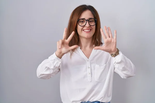 Brunette Woman Standing White Isolated Background Showing Pointing Fingers Number — Stock Photo, Image