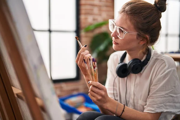 Resim Stüdyosunda Fırça Arayan Genç Sarışın Kadın Sanatçı — Stok fotoğraf