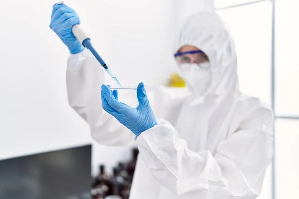 실험실에서 샘플에 액체를 유니폼을 과학자 — 스톡 사진