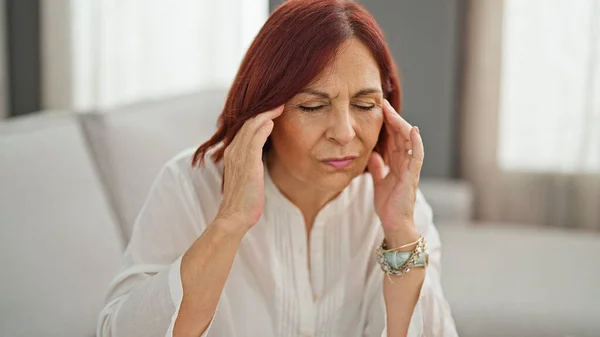 Middle Age Woman Suffering Headache Sitting Sofa Home — Stock Photo, Image
