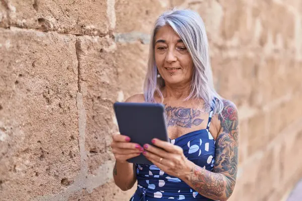 Mujer Pelo Gris Mediana Edad Sonriendo Confiada Usando Touchpad Sobre —  Fotos de Stock
