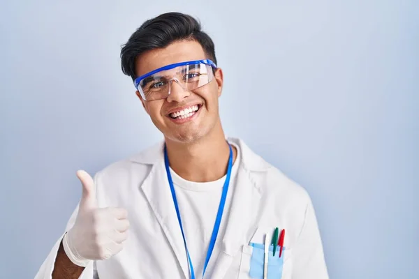 Homem Hispânico Trabalhando Como Cientista Fazendo Polegares Felizes Gesto Com — Fotografia de Stock