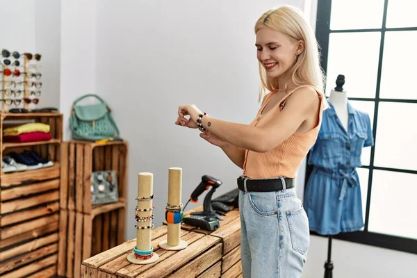 Ung Blond Kvinna Kund Bär Armband Ler Mot Kläder Butik — Stockfoto