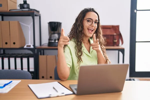 Ofiste Çalışan Gözlüklü Mutlu Komik Yüzlü Genç Spanyol Kadın Kamerayı — Stok fotoğraf