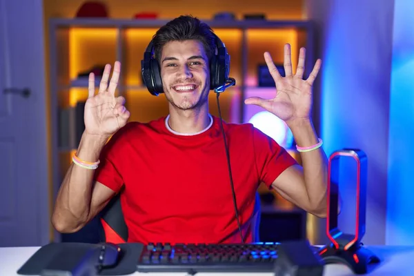 Fiatal Spanyol Férfi Videojátékozik Mutatva Mutogatva Nyolcas Számú Ujjaival Miközben — Stock Fotó