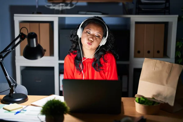 Ung Asiatisk Kvinna Arbetar Kontoret Med Laptop Natten Puffande Kinder — Stockfoto