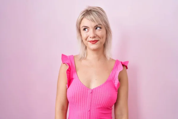 Young Caucasian Woman Standing Pink Background Smiling Looking Side Staring — Photo