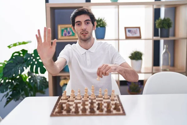 Mladý Hispánec Hraje Šachy Sedí Stole Otevřenou Rukou Dělá Stopku — Stock fotografie