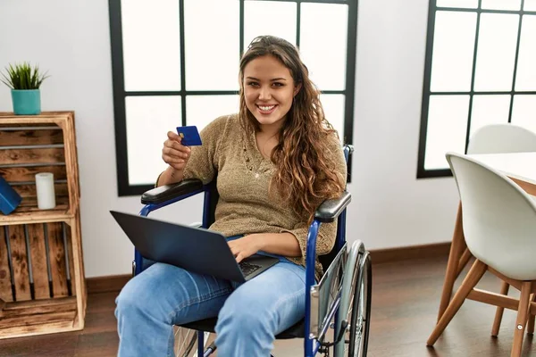 Evde Tekerlekli Sandalyede Oturan Güzel Spanyol Kadın Dizüstü Bilgisayar Kredi — Stok fotoğraf