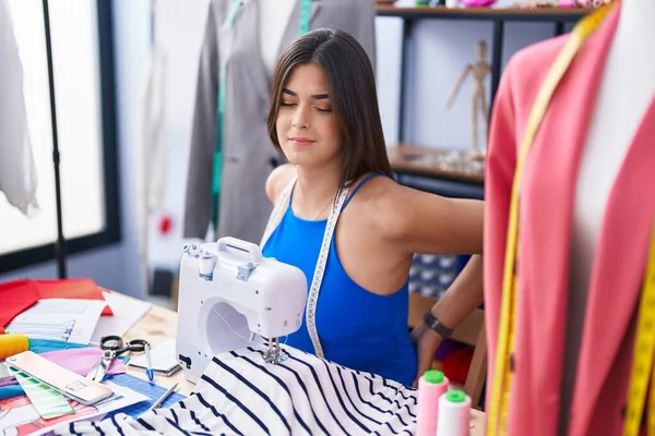 Young Beautiful Hispanic Woman Tailor Stressed Using Sewing Machine Tailor — Stock Photo, Image