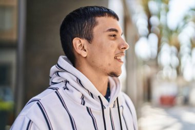 Sokakta kendine güvenen genç adam gülümsüyor