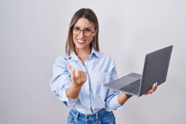 Bilgisayarla çalışan genç bir kadın, beni buraya çağırıp, mutlu bir şekilde karşılamaya ve gülümsemeye davet ediyor. 