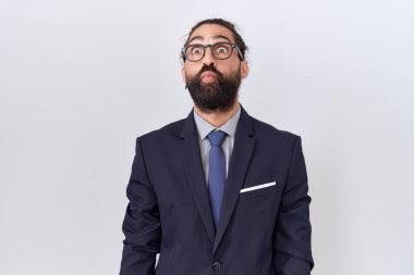 Sakallı, takım elbiseli ve kravatlı İspanyol adam dudaklarıyla balık suratı yapıyor, çılgınca ve komik bir jest. Komik ifade. 