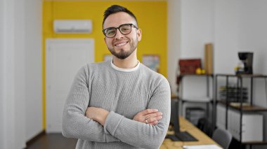 Ofiste kolları bağlı duran İspanyol iş adamı.