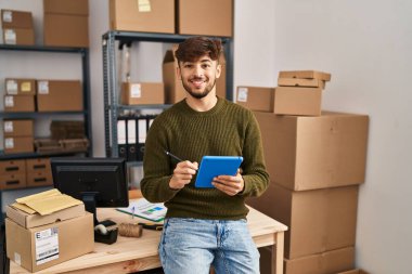 Genç Arap ekommenans işçisi ofisteki dokunmatik dokuyu kullanıyor.