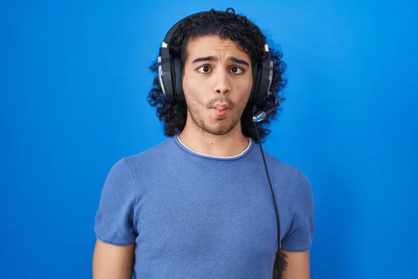 Hispanic Man Med Lockigt Hår Lyssnar Musik Med Hörlurar Gör — Stockfoto