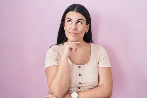 Young Hispanic Woman Standing Pink Background Hand Chin Thinking Question — Foto de Stock