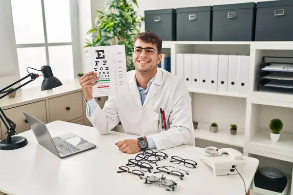 Jonge Spaanse Man Werkt Bij Oogheelkunde Kliniek Zoek Naar Positieve — Stockfoto