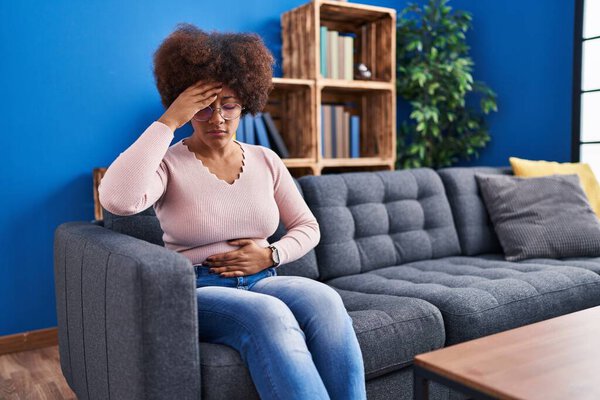 Африканская американская болезнь сидя дома на диване