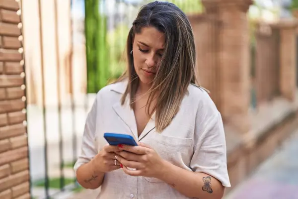 Mujer Hispana Joven Usando Smartphone Calle — Foto de Stock