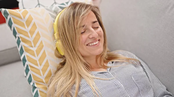 Young Blonde Woman Listening Music Lying Sofa Home — Stock Photo, Image