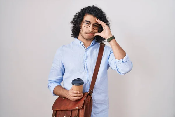 Homme Hispanique Avec Les Cheveux Bouclés Boire Une Tasse Café — Photo