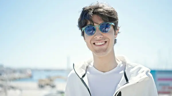 Joven Hombre Hispano Sonriendo Confiado Usando Gafas Sol Playa — Foto de Stock