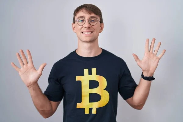 Homem Loiro Caucasiano Vestindo Camiseta Bitcoin Mostrando Apontando Para Cima — Fotografia de Stock