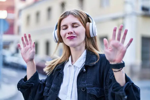 Young Blonde Woman Listening Music Dancing Street — Zdjęcie stockowe