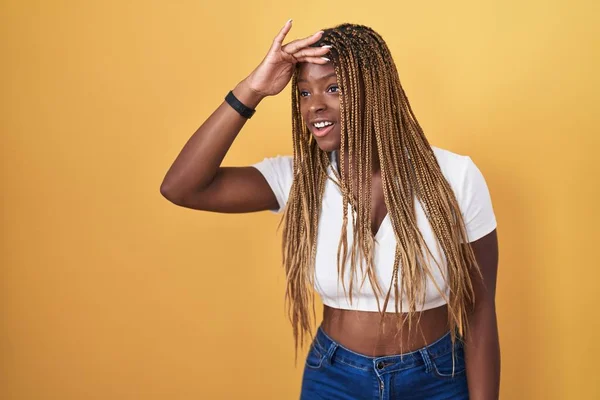 Африканская Американка Плетеными Волосами Стоящая Желтом Фоне Счастлива Улыбается Глядя — стоковое фото