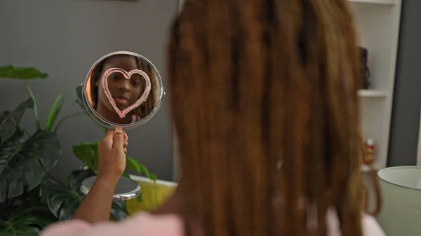 Africano Americano Mulher Olhando Espelho Com Coração Desenhar Casa — Fotografia de Stock