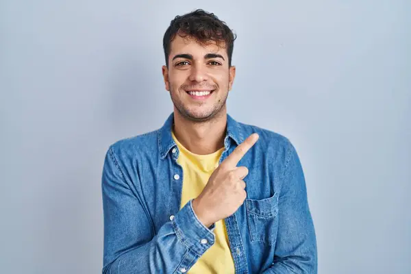 Young Hispanic Man Standing Blue Background Big Smile Face Pointing — Stock Photo, Image