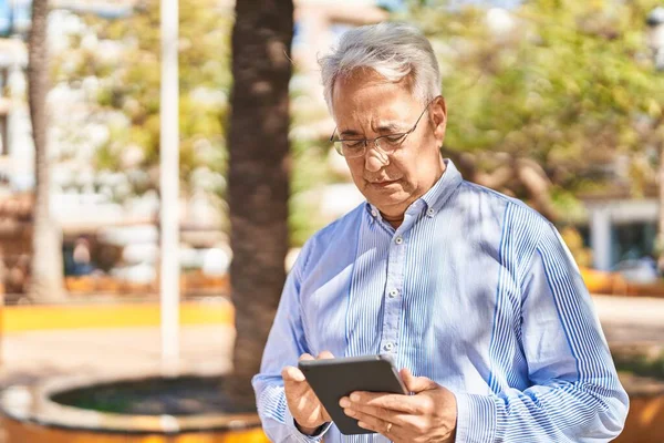 Senior Man Using Touchpad Park — 스톡 사진