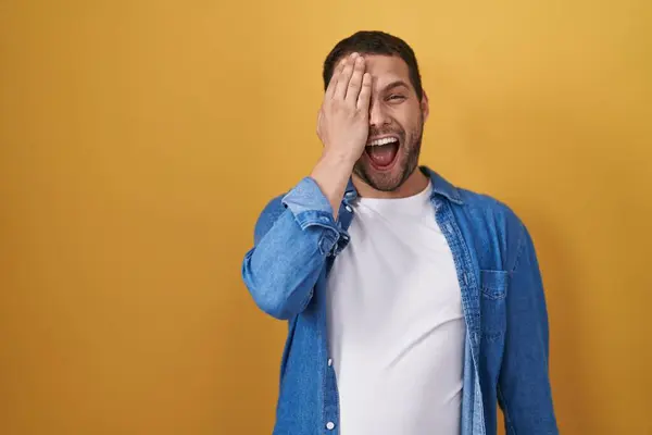Hispanic Man Standing Yellow Background Covering One Eye Hand Confident — Stock Photo, Image