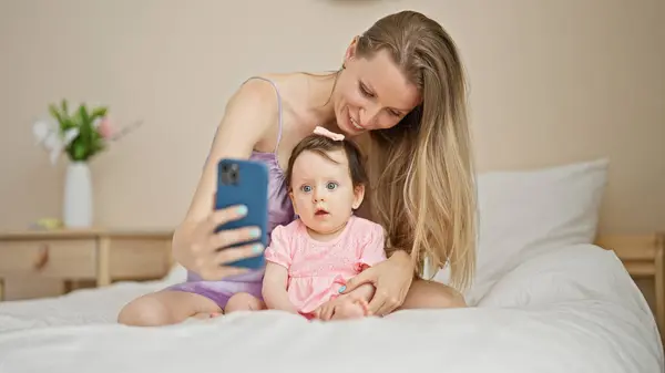 Mutter Und Tochter Mit Videoanruf Sitzen Auf Bett Schlafzimmer — Stockfoto